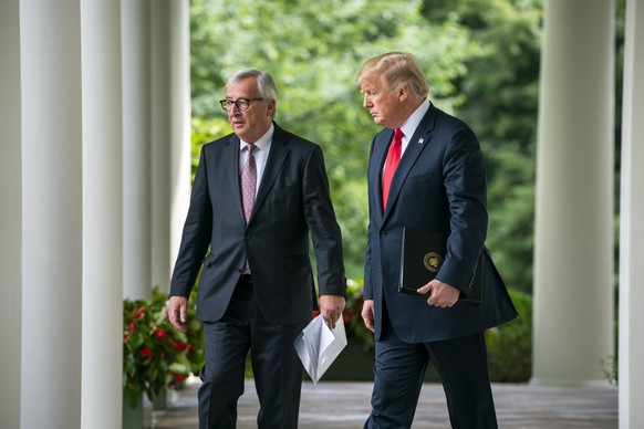 epaselect epa06910554 US President Donald J. Trump (R) and European Commission President Jean-Claude Juncker (L) walk down the Colonnade for a joint statement in the Rose Garden of the the White House ...