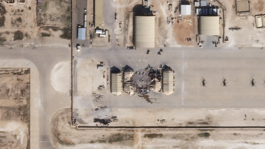 Ein Satellitenbild zeigt durch iranische Raketen verursachte Schäden auf der US-Militärbasis Al-Asad im Irak.