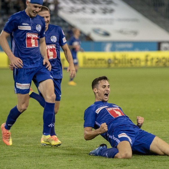 Die Luzerner mit Lino Lang, vorne, von Luzern feiern das Top zum 2:1 beim Super League Meisterschaftsspiel zwischen dem FC Luzern und dem FC Zuerich vom Freitag, 31. Juli 2020 in Luzern. (KEYSTONE/Urs ...