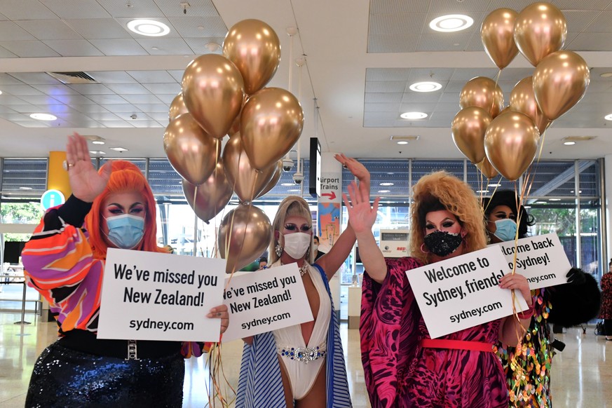 epa09144435 Drag queens welcome New Zealand travellers at Sydney International Airport, Sydney, Australia, 19 April 2021. From Sunday night, travellers from Australia were once again able to travel to ...