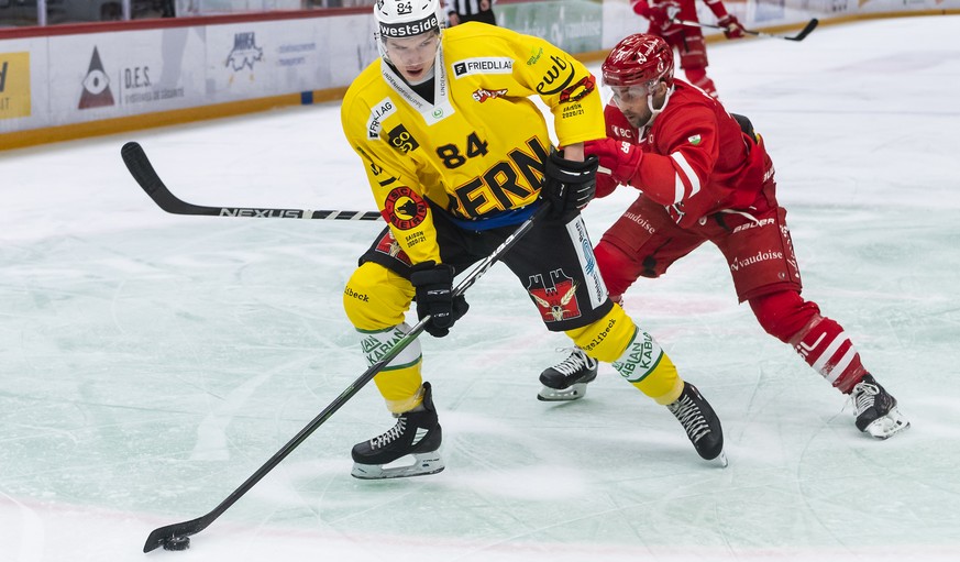 Le ddefenseur bernois Santiago Naef, gauche, lutte pour le puck avec l&#039;attaquant lausannois Cory Conacher, droite, lors du match du championnat suisse de hockey sur glace de National League entre ...