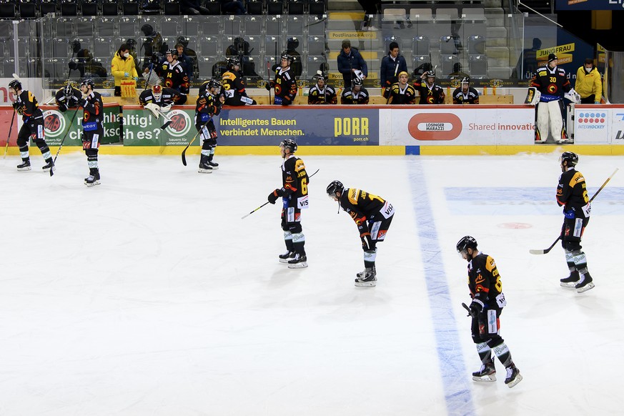 SC Bern Spieler reagieren nach der Niederlage (0-1), im sechste Eishockey Playoff Viertelfinalspiel der National League zwischen dem SC Bern und dem EV Zug, am Freitag, 23. April 2021, in der Postfina ...