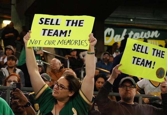 MLB, Baseball Herren, USA Cincinnati Reds at Oakland Athletics Apr 28, 2023 Oakland, California, USA An Oakland Athletics fan holds a sign during the sixth inning against the Cincinnati Reds at Oaklan ...