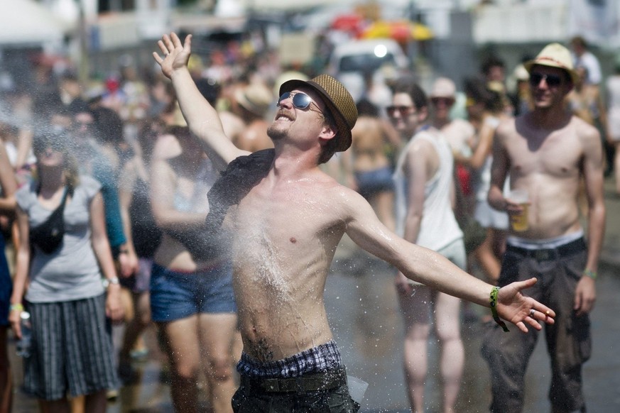 Festivalbesucher kuehlen sich ab beim OpenAir St. Gallen am Samstag, 30. Juni 2012, im Sittertobel in St. Gallen. (KEYSTONE/Ennio Leanza)