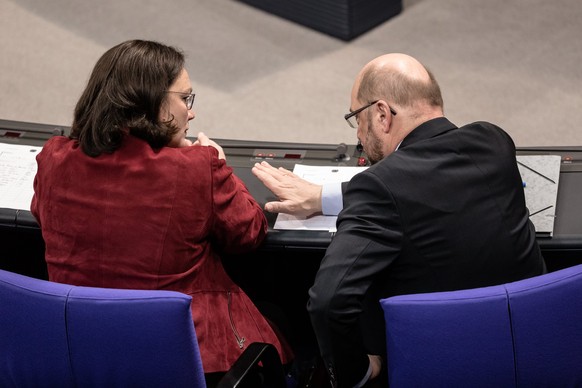 epa06452946 German Social Democratic Party (SPD) leader Martin Schulz (R) and SPD parliamentary floor leader Andrea Nahles (L) speak wirh each other during a debate a debate on the regulations for ref ...