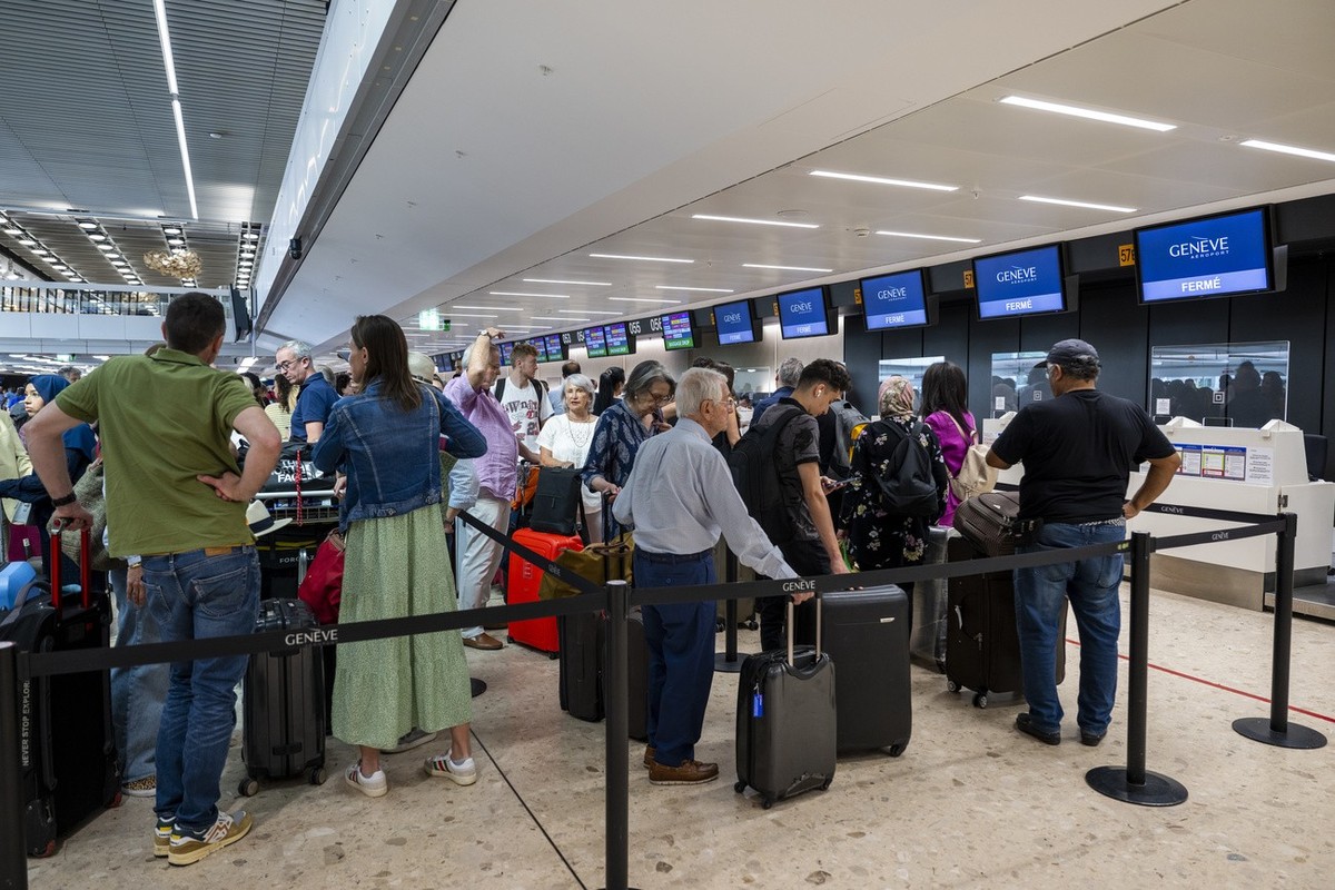 La grève du personnel de Genève Aéroport a déjà mené à l'annulation d'une soixantaine de vols ce vendredi. Toutes les opérations ont été suspendues entre 6h000 et 10h000 du matin.
Des passag ...