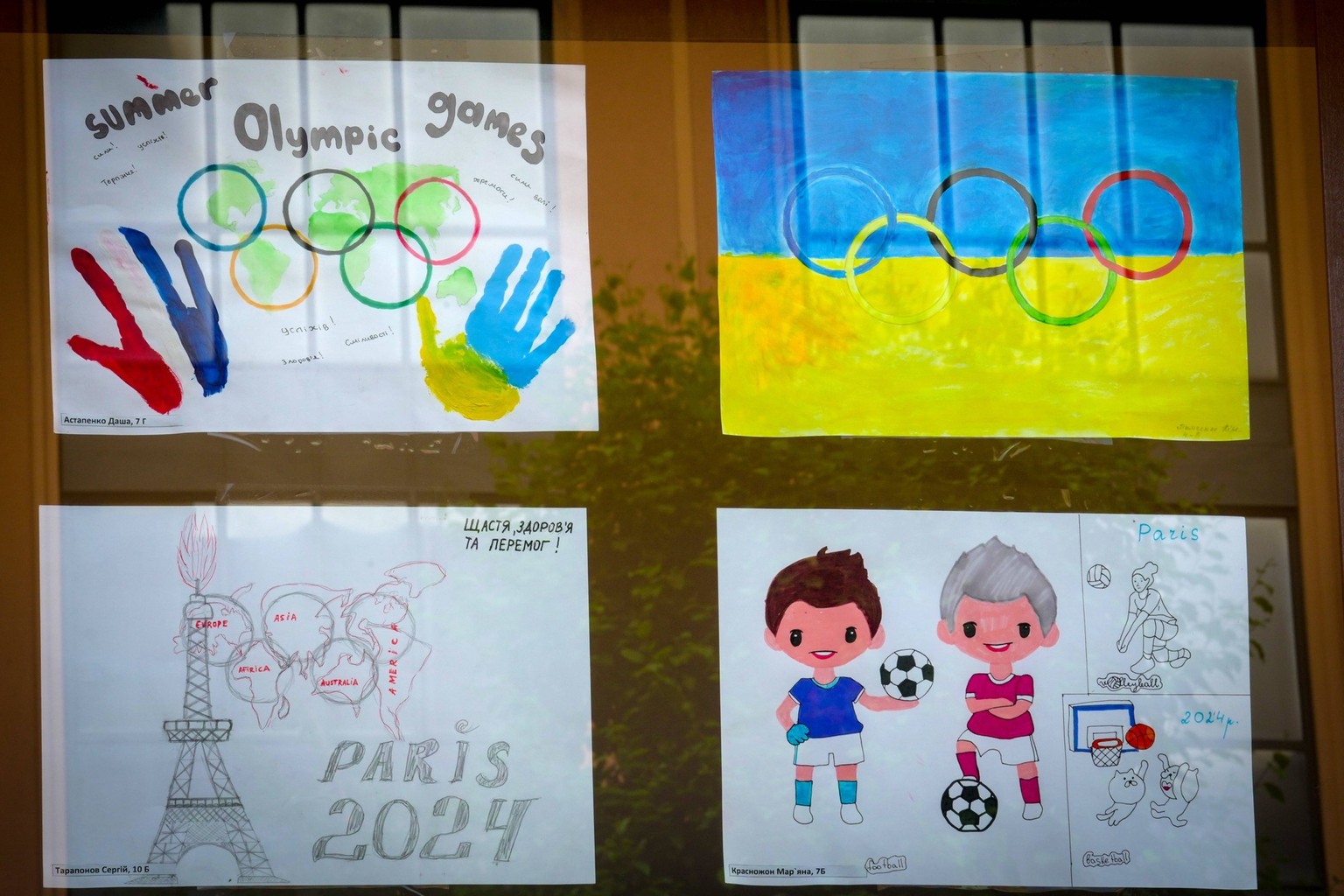 The drawings of Ukrainian children at the Olympic Village during the Olympic Games, Olympische Spiele, Olympia, OS 2024 Paris , France - Thursday July 25 , 2024. - PUBLICATIONxNOTxINxITAxFRAxCHN Copyr ...