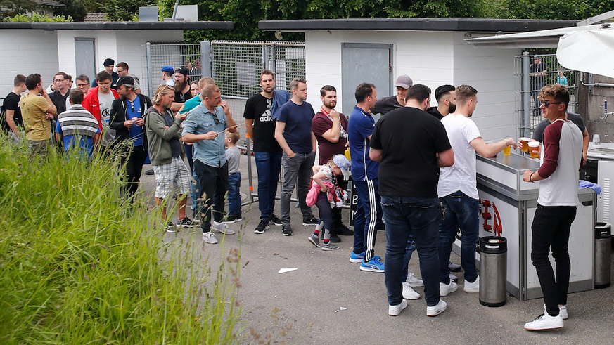 IMAGO / Geisser

26.05.2019 Stadion Brügglifeld Aarau , SCHWEIZ , Saison 2018/2019 Herren Fussball Challenge League FC Aarau - FC Rapperswil Stadion Brügglifeld , Essen und Bier Stand *** 26 05 2019 S ...