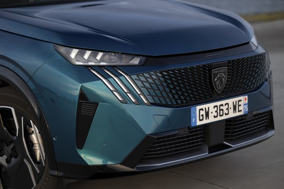 Peugeot e-5008