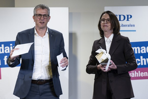 Das neue Co-Praesidium mit Susanne Vincenz-Stauffacher, FDP-SG, rechts, und Benjamin Muehlemann, FDP-GL, bei ihrer Antrittsrede an der Delegiertenversammlung der FDP, am Samstag, 18. Oktober 2025, in  ...