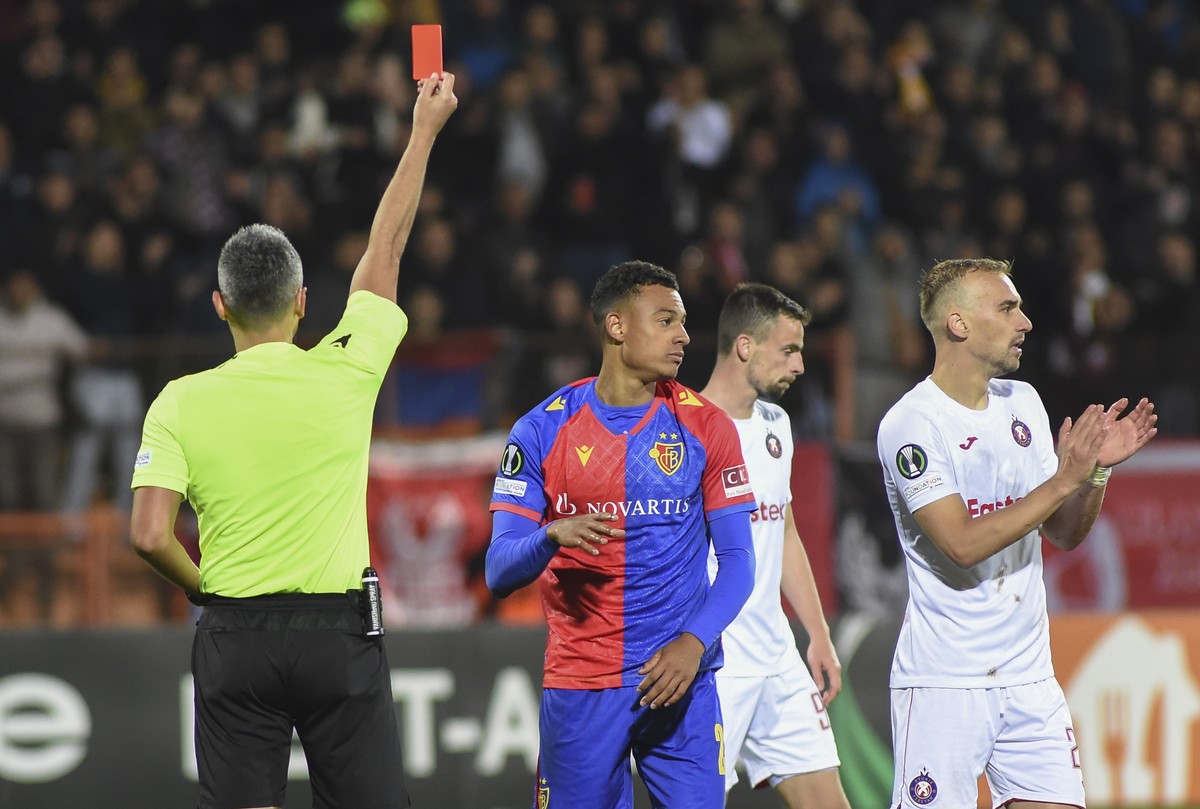 epa10284387 Dan Ndoye (C) of FC Basel receives a red card during the UEFA Europa Conference League group H soccer match between FC Pyunik Yerevan and FC Basel, in Yerevan, Armenia, 03 November 2022. E ...