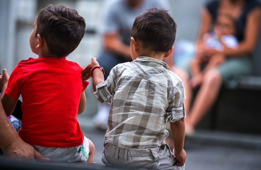 Kinder einer Asylbewerber-Familie beim Asylzentrum in Chiasso: Beinahe eine Mehrheit der Befragten einer Umfrage möchten die Grenzen der Schweiz vorübergehend schliessen.