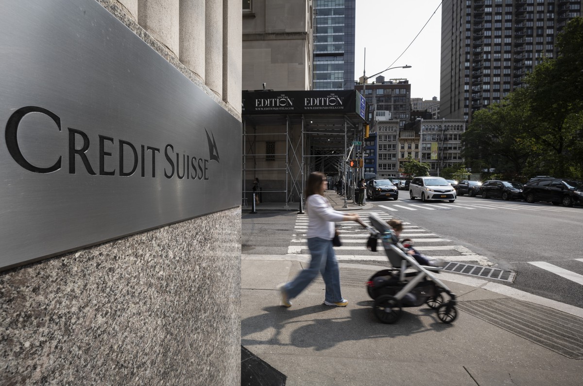 Passantinnen gehen am Gebaeude einer Filiale der Schweizer Grossbank Credit Suisse CS vorbei, am Mittwoch, 24. Mai 2023, an der Madison Avenue in New York, USA. (KEYSTONE/Alessandro della Valle)