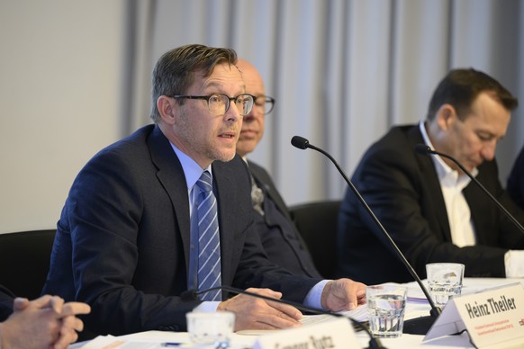 Heinz Theiler, Praesident Kantonal-Schwyzerischer Gewerbeverband, Nationalrat FDP-SZ, Fabio Regazzi, Praesident SGV, Staenderat Die Mitte-TI (links), Thomas Matter, Nationalrat, SVP-ZH, v.l. anlaessli ...