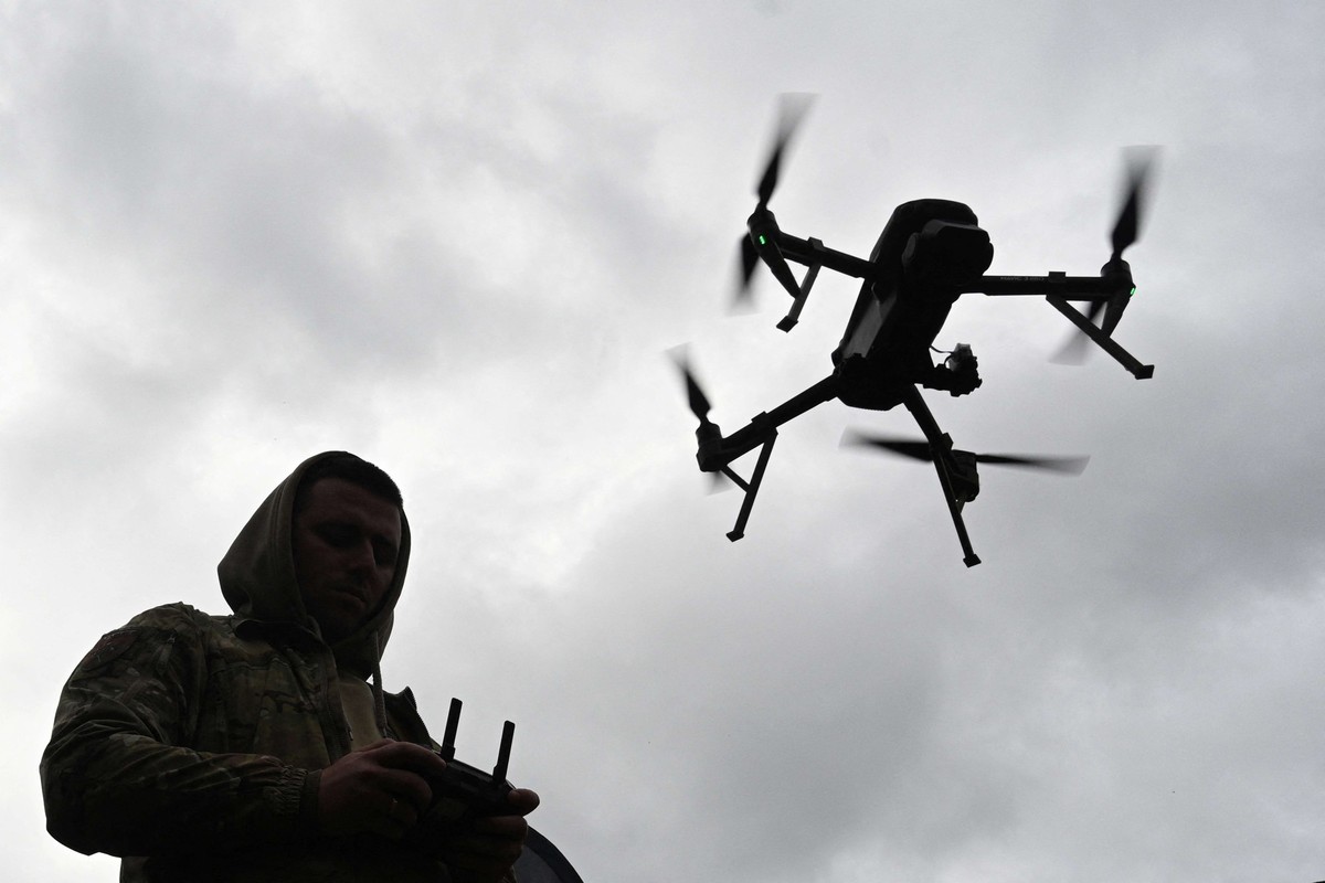 Un militaire ukrainien pilote un drone lors d'une compétition qui simule des conditions de combat.