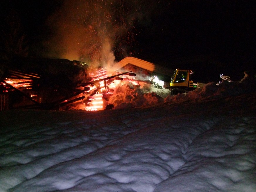 Die Feuerwehr musste zu einem speziellen Löschmittel greifen. 5. Januar 2017 oberhalb Klosters. (Bild: Kapo Graubünden)