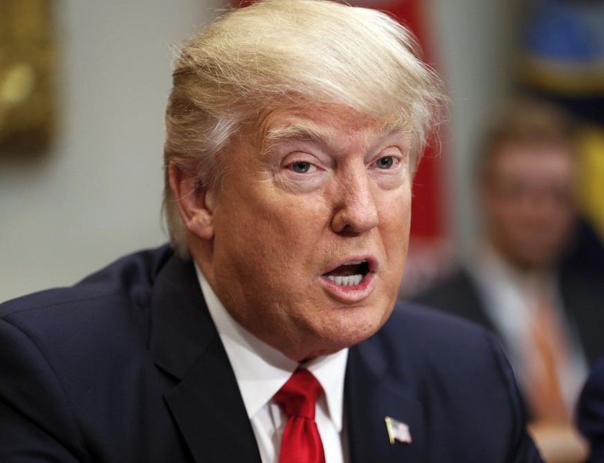 Trump unterzeichnet Dekret zur Lockerung der Banken-Regulierungen