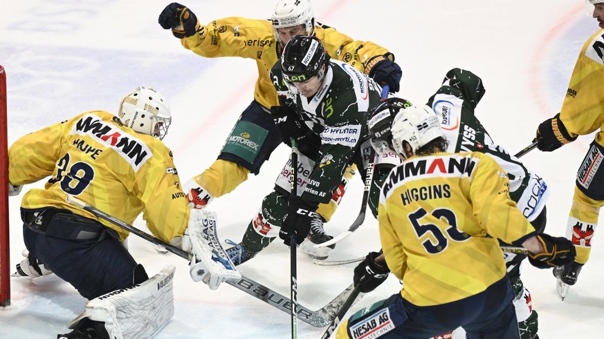 Oltens Florian Schmuckli, Mitte, erzielt das 4:2 gegen Langenthals Goalie Elien Paupe, Haralds Egle, hinten und Tyler Higgins, rechts, waehrend dem Viertelfinal Spiel 5 der Swiss League, zwischen dem  ...