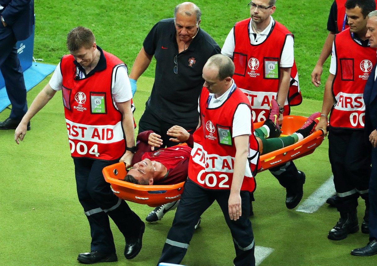 Cristiano Ronaldo musste nach 24 Minuten mit der Bahre unter Tränen abtransportiert werden.