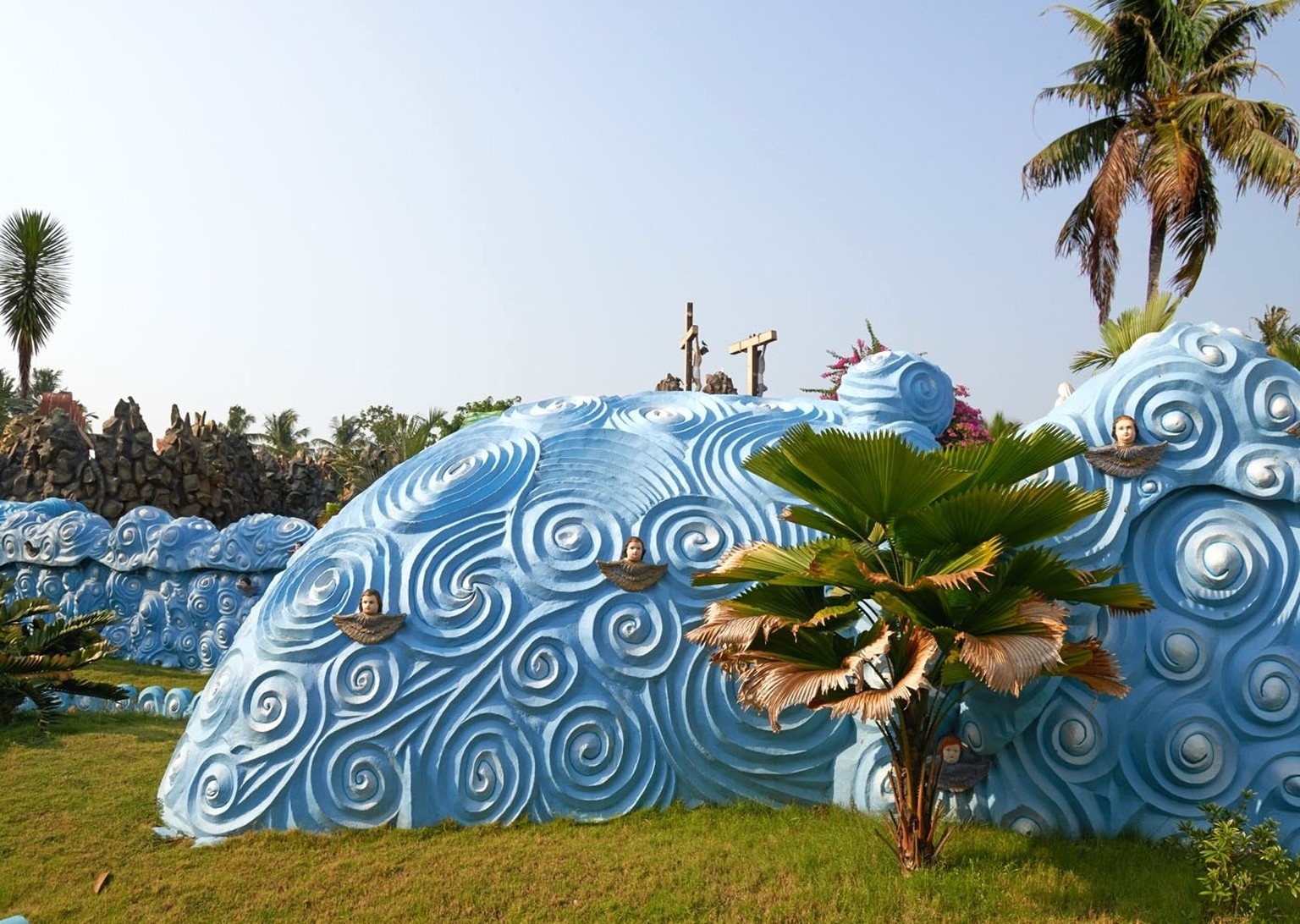 Hybrid Modernism. Churches in Kerala
2014- 2016



Nach der Unabhängigkeit im Jahr 1947 wollte sich die indische Kirche vom historisierenden Baustil der Kolonialherren differenzieren und nahm moderne  ...