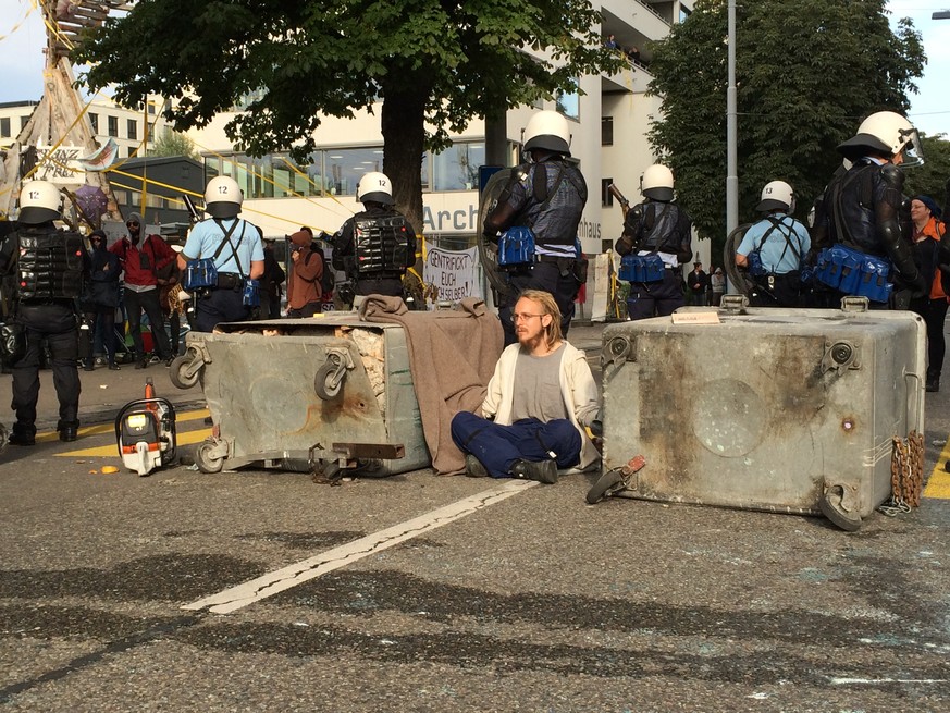 Zunächst mit Spitzhacke, dann mit Schlagbohrer und Trennschleifer versuchten die Polizisten den Aktivisten zu befreien - vergeblich.