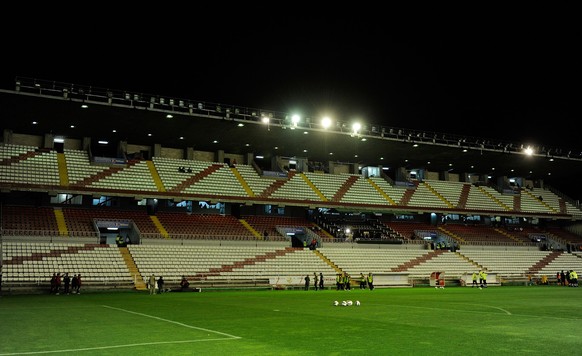 Im Stadion Campo de Fútbol de Vallecas gehen 2012 die Lichte aus, weil Unbekannte die Stromkabel durchgeschnitten haben.&nbsp;.