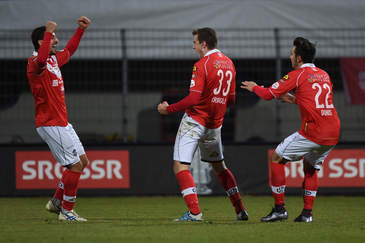 Domen Crnigoj erlöst den FC Lugano in der 110. Minute und lässt sich von seiner Mannschaft feiern.