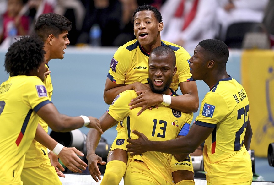 FUSSBALL WM 2022 VORRUNDE GRUPPE A - EROEFFNUNGSSPIEL: Katar - Ecuador 20.11.2022 Jubel von links mit Gonzalo Plata, Enner Valencia , Moises Caicedo Ecuador *** FOOTBALL WORLD CUP 2022 PRE-ROUND GROUP ...