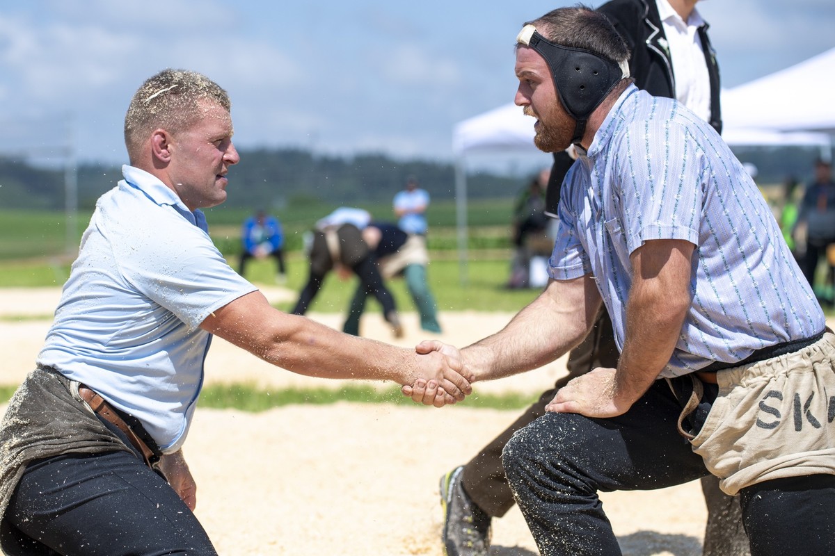 Hanspeter Luginbuehl, Aeschi, links, gratuliert Matthias Aeschbacher, Sumiswald, rechts, beim Mittellaendischen Schwingfest, am Sonntag, 18. Juli 2021, in Zollikofen. (KEYSTONE/Marcel Bieri)