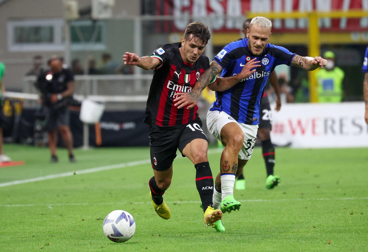 epa10157858 AC Milan's midfielder Brahim Diaz (L) in action against FC Inter Milan's defender Federico Di Marco during the Italian Serie A soccer match between AC Milan and FC Inter Milan at ...