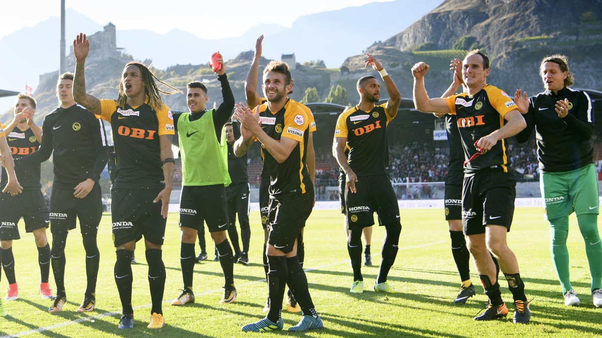 Les joueurs bernois celebrent leur victoire avec leurs fans a la fin de la rencontre de football de Super League entre le FC Sion et le BSC Young Boys Bern ce dimanche 24 septembre 2017 au stade de To ...