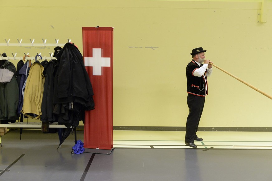 Sehnsucht nach der heilen Schweiz: Alphornbläser am Rand einer SVP-Delegiertenversammlung.