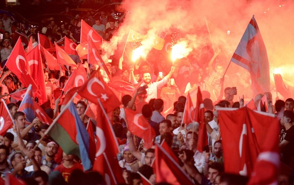 epa05432356 Protestors wave Turkish flags during a demonstration against the 15 July failed coup attempt, in Istanbul, Turkey, 19 July 2016. Turkish Muslim cleric Fethullah Gulen, living in self-impos ...