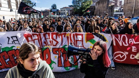 General strike against the 2026 budget plan General Strike Against the 2026 Budget . Rome, Italy 28 November 2025, Credit:Francesco Fotia / Avalon Italy, Italia, Rome PUBLICATIONxNOTxINxUKxFRAxUSA Cop ...