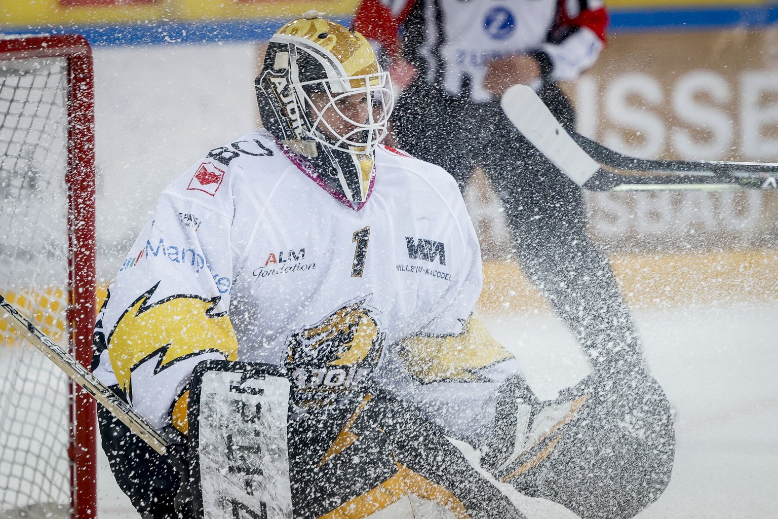 Ajoies Torhueter Tim Wolf im Eisnebel waehrend der Meisterschaftspartie der National League zwischen den SC Rapperswil-Jona Lakers und dem HC Ajoie, am Samstag, den 12. Maerz 2022, im Lido in Rappersw ...