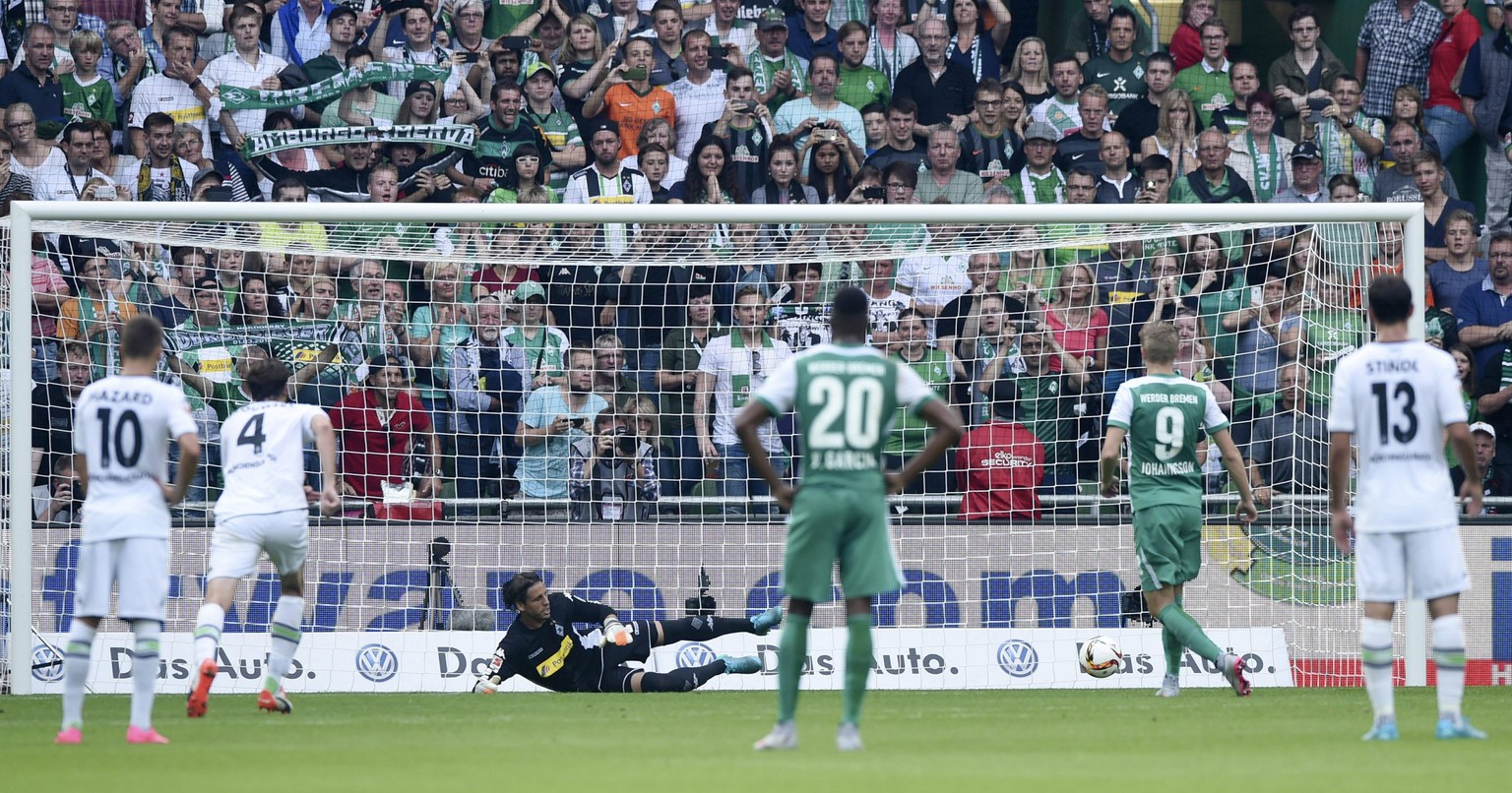 Bremens Aaron Johannsson schickt Yann Sommer beim Penalty in die falsche Ecke.