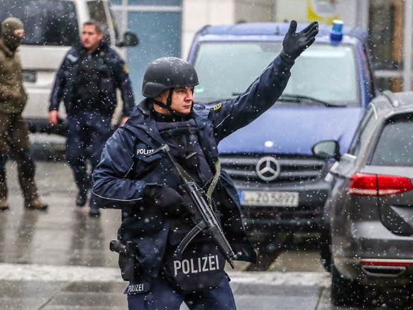 epa10358805 Armed police officers secure the area near a shopping mall in Dresden, Germany, Dec. 10, 2022. Police announced on their social media that a hostage-taking took place in the East German city of Dr…