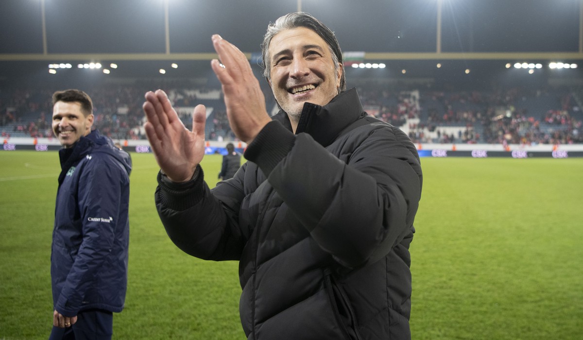 Switzerland's head coach Murat Yakin, right, and his assitant Vincent Cavin, left, celebrate after directly qualifying for the FIFA World Cup Qatar 2022 after the 2022 FIFA World Cup European Qua ...