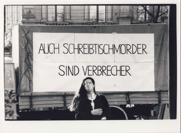 Dieses Plakat hängten VPM-Anhänger bei der Demonstration auf dem Paradeplatz in Zürich auf.