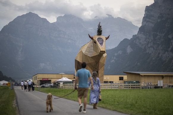 KEYPIX - Muni Max und der Gabentempel des Eidgenoessischen Schwing- und Aelplerfestes 2025 Glarnerland+, am Freitag, 15. August 2025, in Mollis. (KEYSTONE/Gian Ehrenzeller)