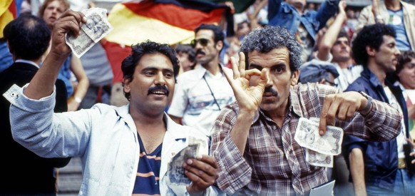 FIFA WM 1982 25.06.1982, Fussball, FIFA WM 1982 in Spanien, 1. Finalrunde Gruppe 2, BRD Deutschland (DFB) - �sterreich (1:0): Algerien Fans winken mit Geldscheinen.

FIFA World Cup 1982 25 06 1982 F ...