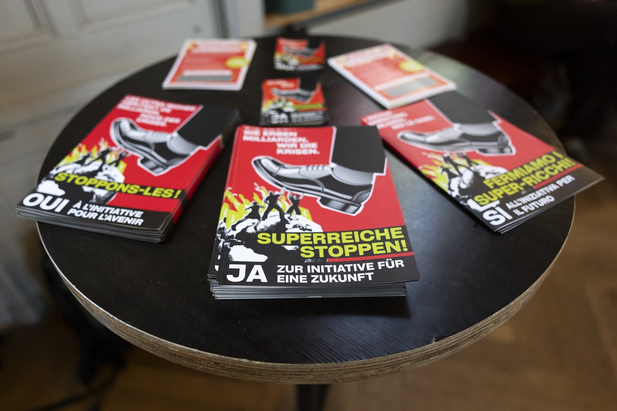 Flyer mit der Aufschrift "Superreiche stoppen! Ja zur Initiative fuer eine Zukunft" liegen auf, waehrend einer Medienkonferenz der JUSO ueber die Volksinitiative fuer eine soziale Klimapolit ...