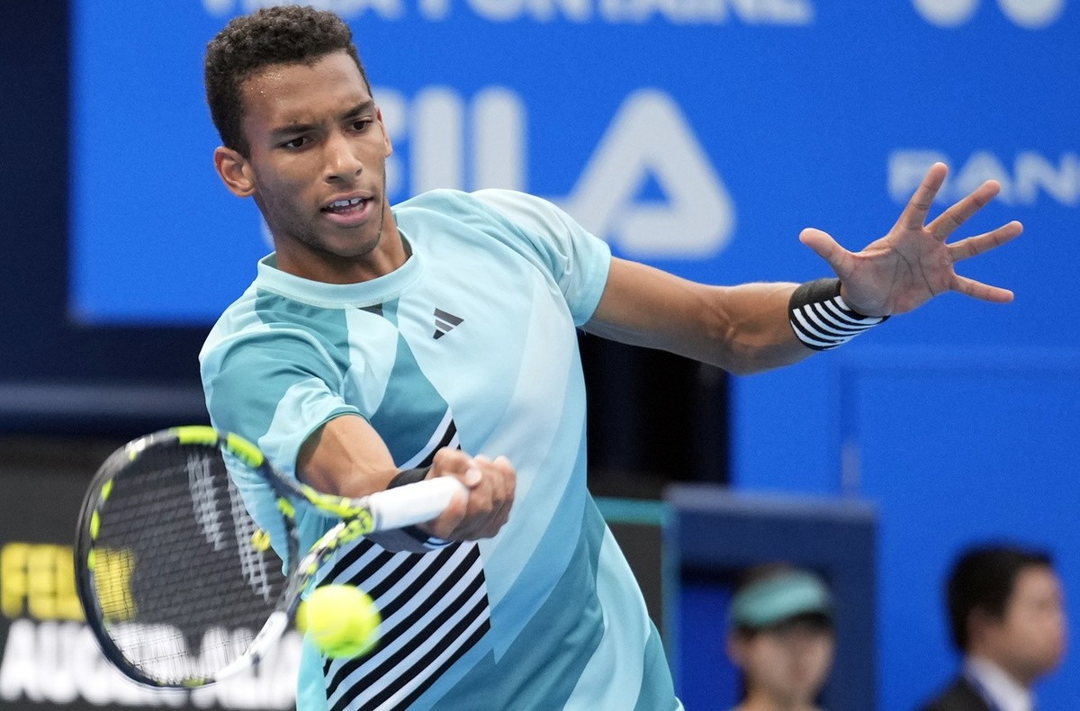 epa10928446 Felix Auger-Aliassime of Canada in action against Marcos Giron of the US during their quarterfinals match of the Japan Open tennis tournament in Tokyo, Japan, 20 October 2023. EPA/FRANCK R ...