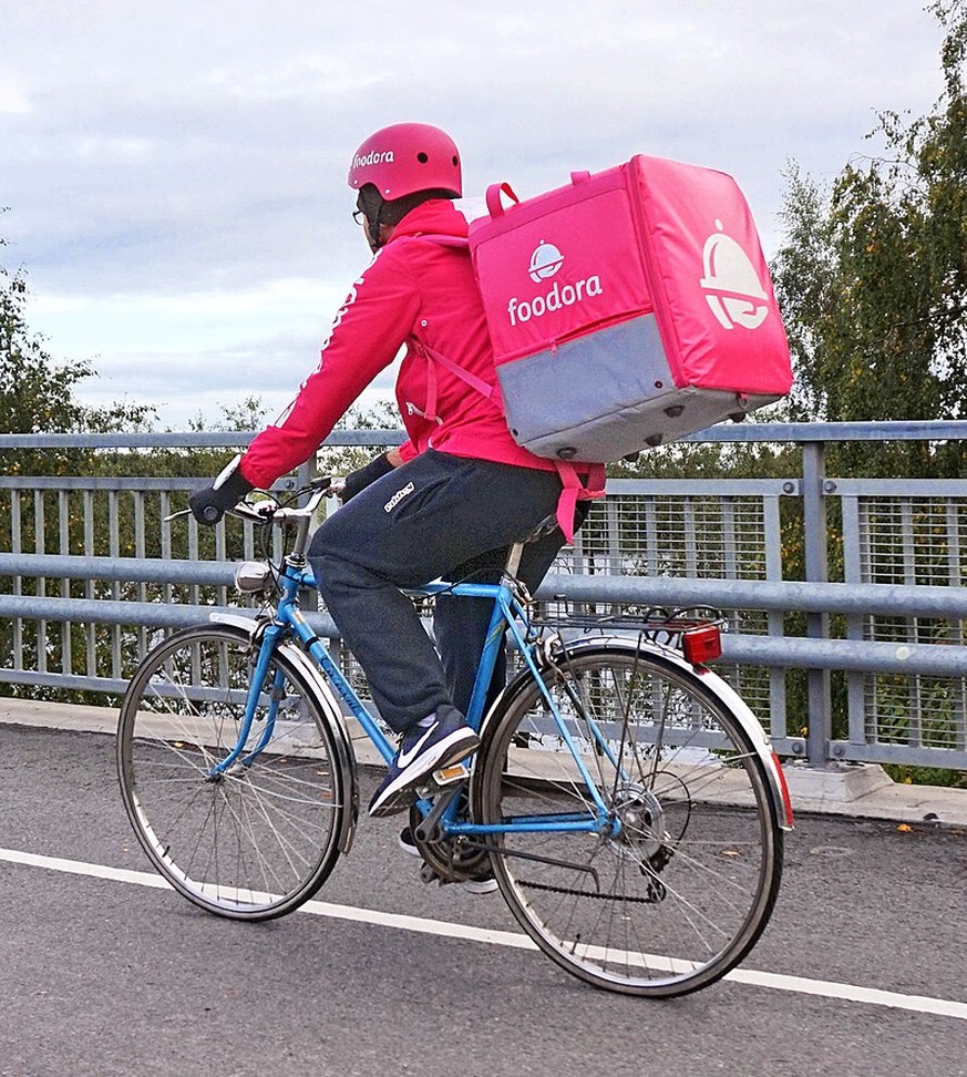 Foodora-Fahrer auf eigenem Rad (2017)
Von Tiia Monto, CC BY-SA 3.0, https://commons.wikimedia.org/w/index.php?curid=62513540