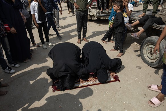 epa12441295 Internally displaced Palestinians celebrate the announcement of a ceasefire agreement between Hamas and Israel in Khan Younis, southern Gaza Strip, 09 October 2025. US President Donald Tru ...