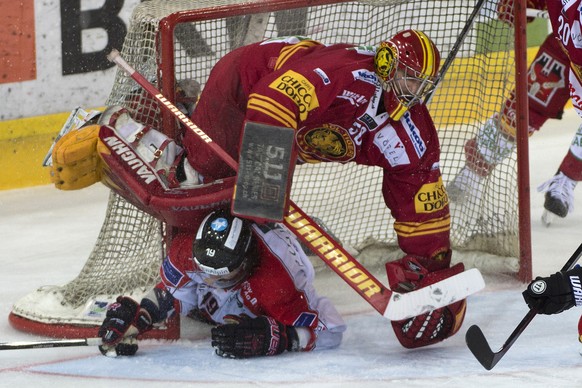 Sinnbildlich: Langnaus Goalie Lorenzo Croce stolpert über Visps Pascal Annen.