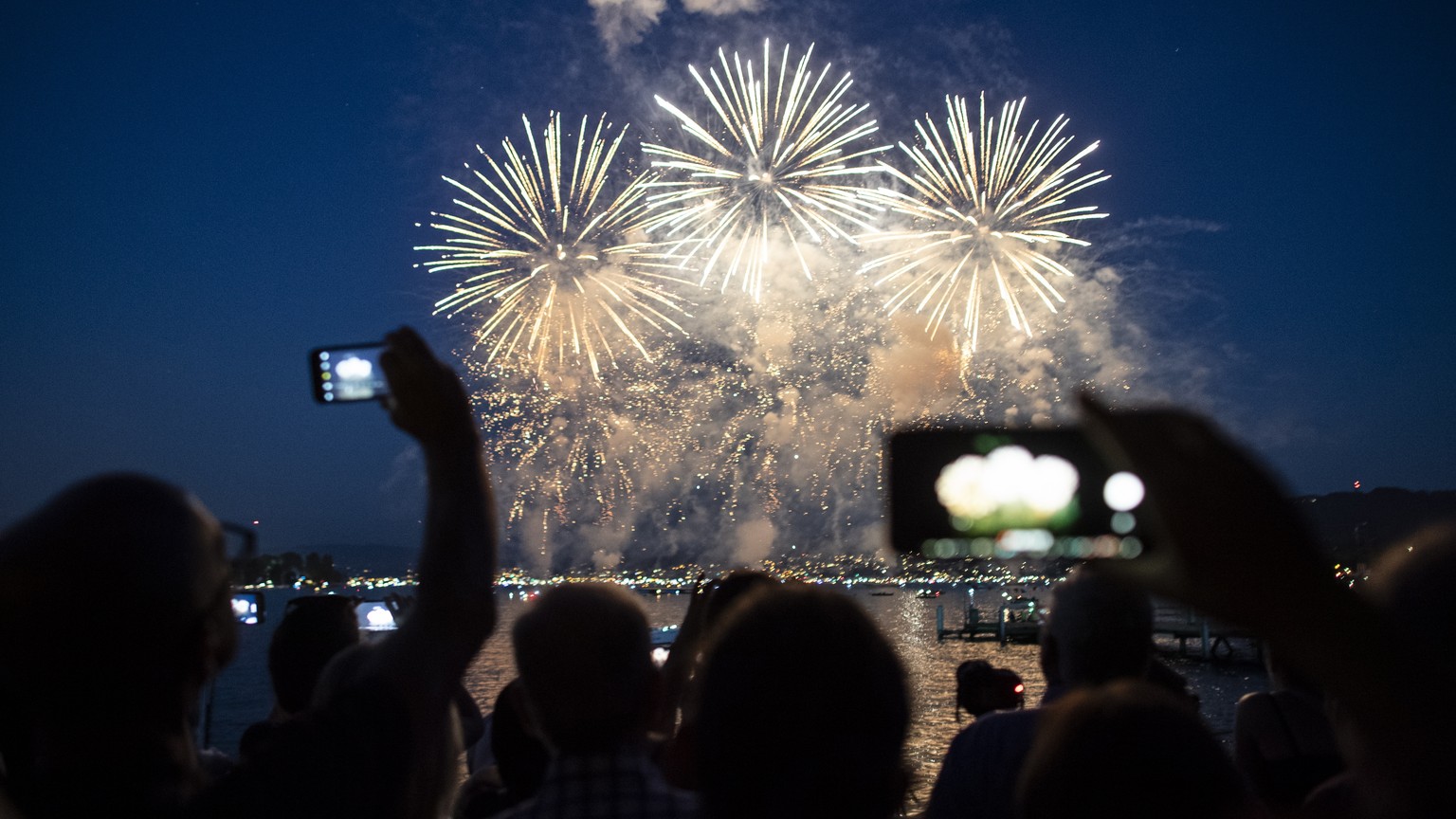 epa07698827 A view of fireworks as part of the 'Zueri Faescht' folk festival in Zurich, Switzerland, 05 July 2019. The funfair originated in 1951. EPA/WALTER BIERI