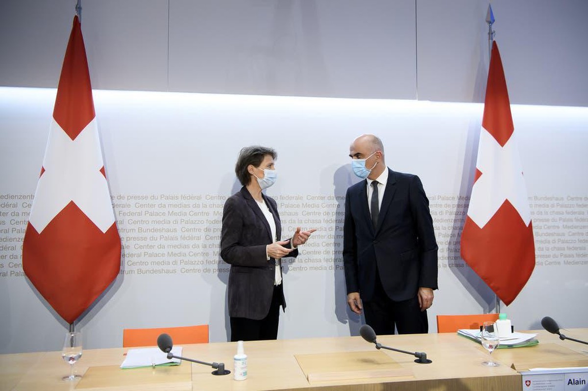 Die SP-Bundesräte Simonetta Sommaruga (links) und Alain Berset wurden erst kurz vor dem Brüssel-Besuch von Guy Parmelin darüber informiert, dass die EU der Schweiz das Angebot gemacht hatte, beim Lohn ...