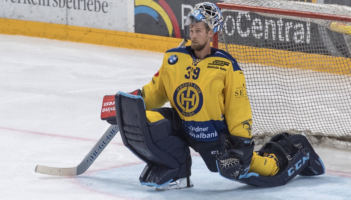 Torhueter Anders Lindbaeck von Davos beim Eishockey Meisterschaftsspiel in der Qualifikation der National League zwischen dem EV Zug und dem HC Davos vom Freitag, 28. September 2018 in Zug. (KEYSTONE/ ...