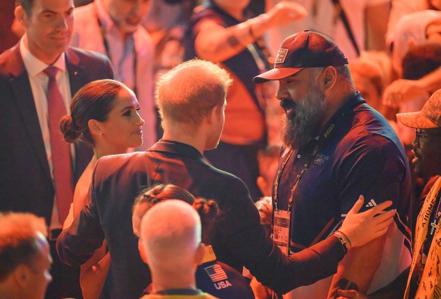 Prinz Harry, Herzog von Sussex und seine Ehefrau Meghan, Herzogin von Sussex mit einem Teilnehmer der USA. Closing Ceremony, am 16.09.2023 Invictus Games Duesseldorf, vom 09.09. - 16.09.2023 in Duesse ...